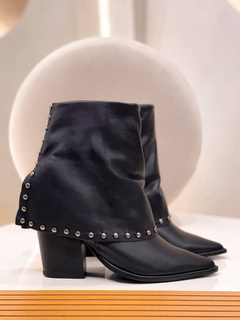 Bota capa preta couro legítimo Detalhes - comprar online
