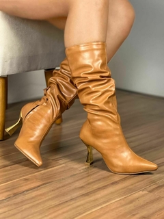 Bota Slouch Salto Cromado Taça Caramelo - comprar online