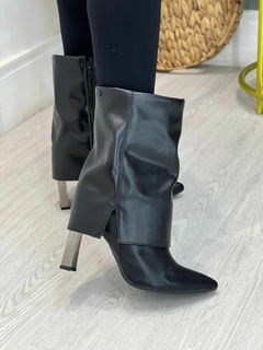 Bota Capa Preta Salto Cromado