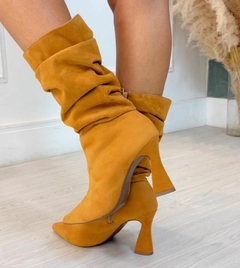 Bota Slouch Salto Taça Caramelo Camurça