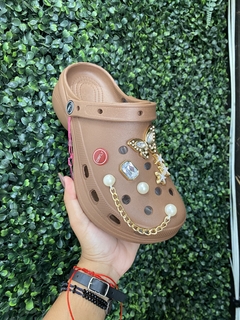 Sandália Crocs Marrom - comprar online