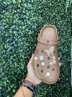 Sandália Crocs Marrom na internet