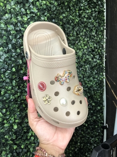 Sandália Crocs Bege - comprar online