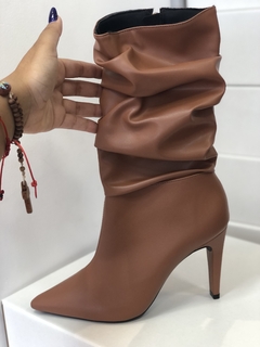 Bota Slouch Salto Fino Chocolate - comprar online