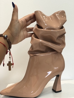 Bota Slouch Salto Taça Verniz Nude - comprar online
