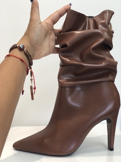 Bota Slouch Salto Fino Café - comprar online