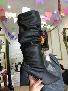 Bota Slouch Cano alto Preta Salto Geometrico - comprar online