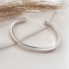 Bracelete largo e liso banhado a ródio