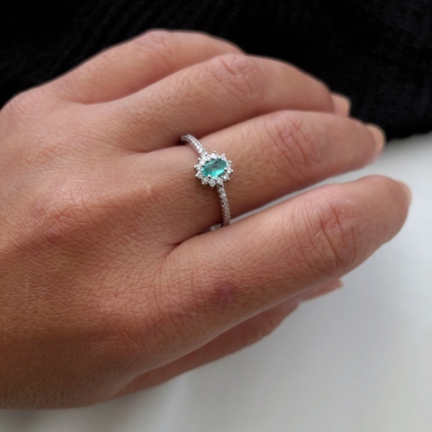 Anel oval com cristal turmalina e zircônias banhado a ródio