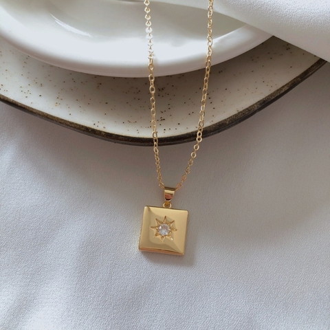 Colar com pingente quadrado e estrela banhado a ouro
