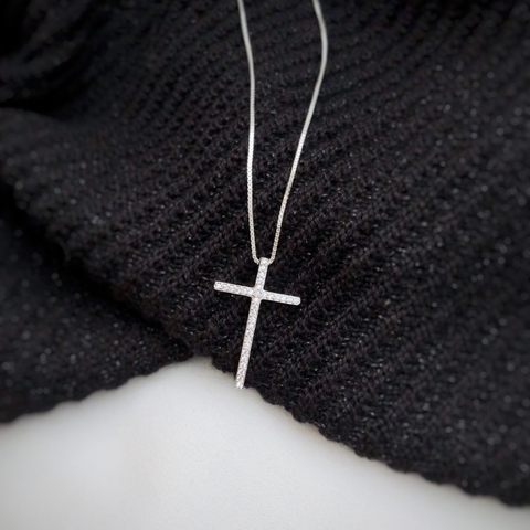 Colar veneziana com pingente de cruz em microzircônias em prata 925