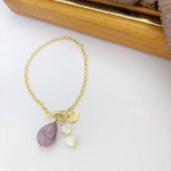 Pulseira com penduricalhos ametista banhado a ouro