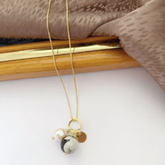 Colar com pingente de pérola e Ágata preta e branca banhado a ouro - comprar online