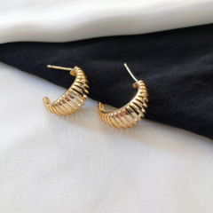 Meia argola com fileiras lisas banhado a ouro