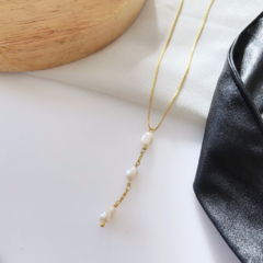 Colar gravata com pérolas naturais banhado a ouro