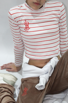 Crop manga larga rayas rojas con bordado curva completa