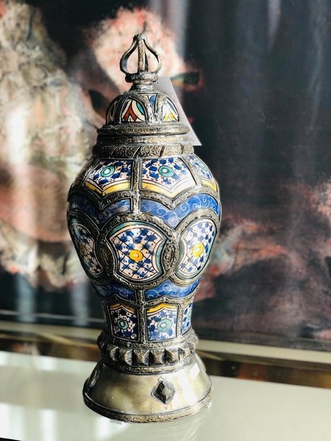 Potiche com estrutura em cerâmica pintada e ornada em metal