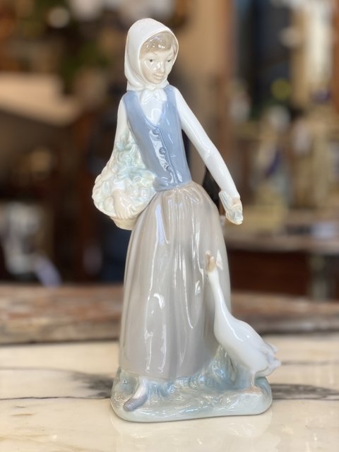 Escultura em porcelana “Menina e o ganso” NAO Lladro