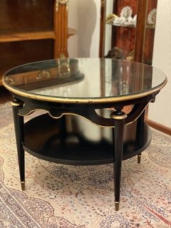 Mesa europeia em madeira na cor preta com detalhes em dourado