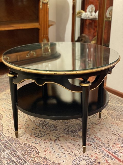 Mesa europeia em madeira na cor preta com detalhes em dourado
