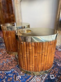 Par de mesas de apoio em bambu com acabamento em latão, década de 70, assinadas. - comprar online