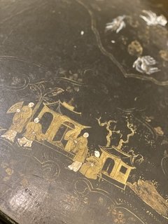 Mesa Vitoriana com pintura chinoiserie na internet