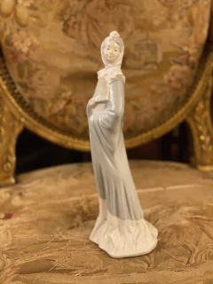 Escultura em porcelana “Dama com leque” NAO Lladro na internet