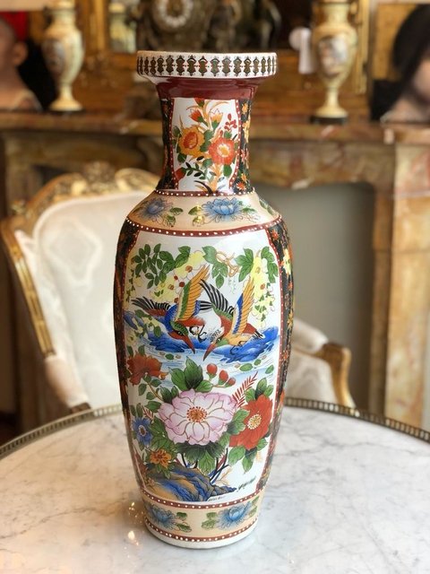 Grande vaso oriental com figuras de pássaros