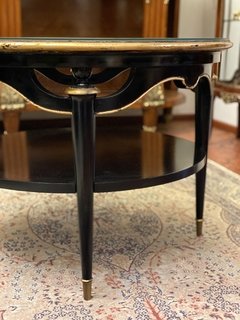 Mesa europeia em madeira na cor preta com detalhes em dourado