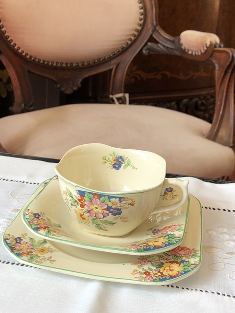 Trio de chá em porcelana inglesa