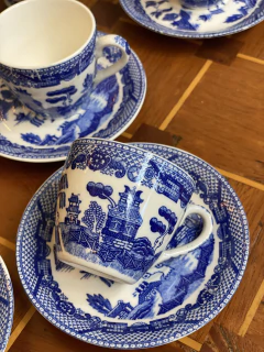 Conjunto de café “pombinhos” na internet