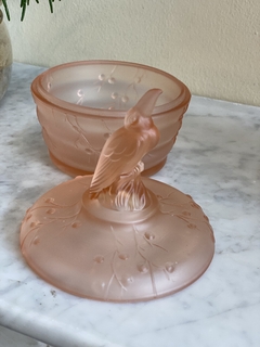 Potiche em vidro satiné rose com pássaro - comprar online