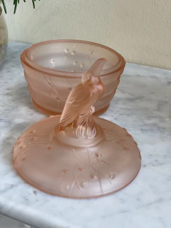 Potiche em vidro satiné rose com pássaro - comprar online