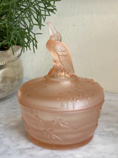 Imagem do Potiche em vidro satiné rose com pássaro