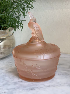 Potiche em vidro satiné rose com pássaro