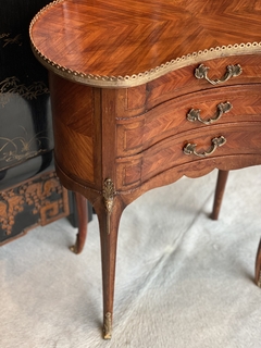Mesa de cabeceira “rim”