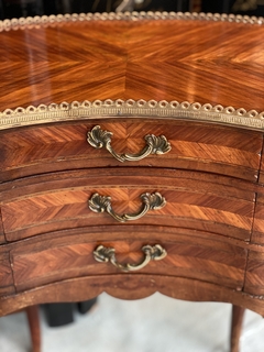 Imagem do Mesa de cabeceira “rim”
