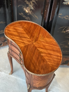 Mesa de cabeceira “rim” - Art Rarus Antiquário
