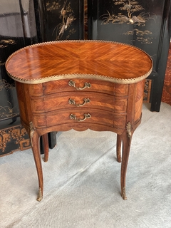 Mesa de cabeceira “rim”