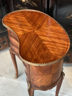 Mesa de cabeceira “rim” na internet