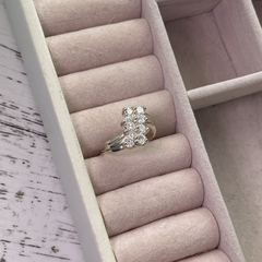 Anillo de piedras blancas en internet