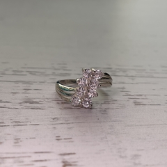 Anillo de piedras blancas