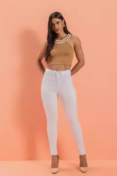 Calça feminina branca cigarrete em sarja com lycra - comprar online