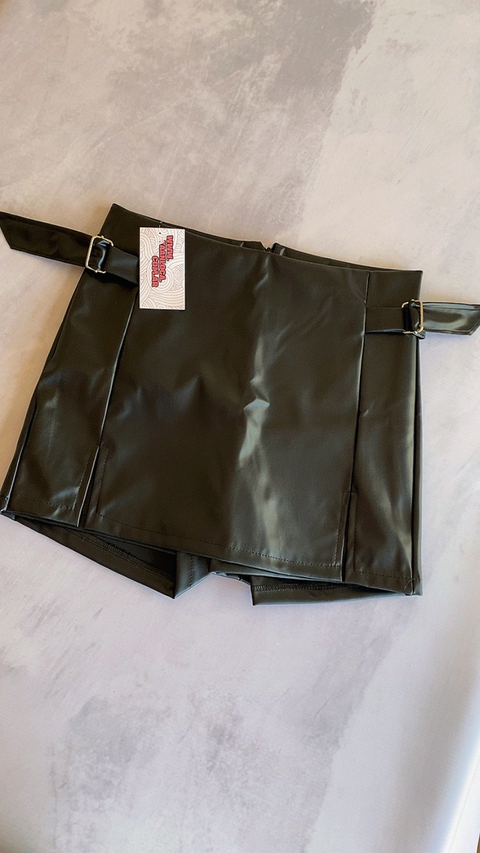 SKORT ENGOMADA NEGRA AJUSTABLE CINTURA