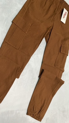 PANTALON BENGALINA MARRON BABUCHA CARGO - TAANLOCA 