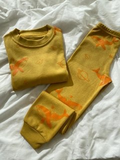 Pijama basic Whale base Mostaza en internet