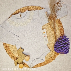 Body Romántico Gris Melange cuello Puntilla