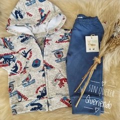 Conjunto de Frisa: Campera Estampada y Pantalón con Puño