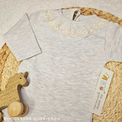 Body Romántico Gris Melange Cuello Puntilla
