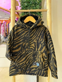 Buzo polar con corderito por dentro animal print
